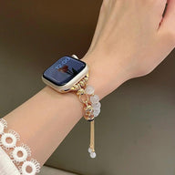 Bracelet Apple Watch perles œil de chat blanc et or rosé avec chaîne ajustable élégante.