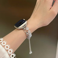 Bracelet pour Apple Watch en perles œil de chat blanches avec détails argentés et chaîne ajustable élégante.