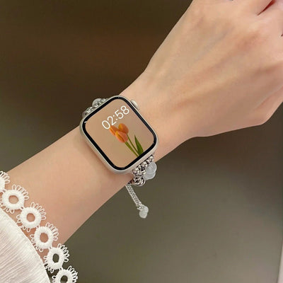 Bracelet ajustable en perles œil de chat blanches et argentées pour Apple Watch portée au poignet féminin.