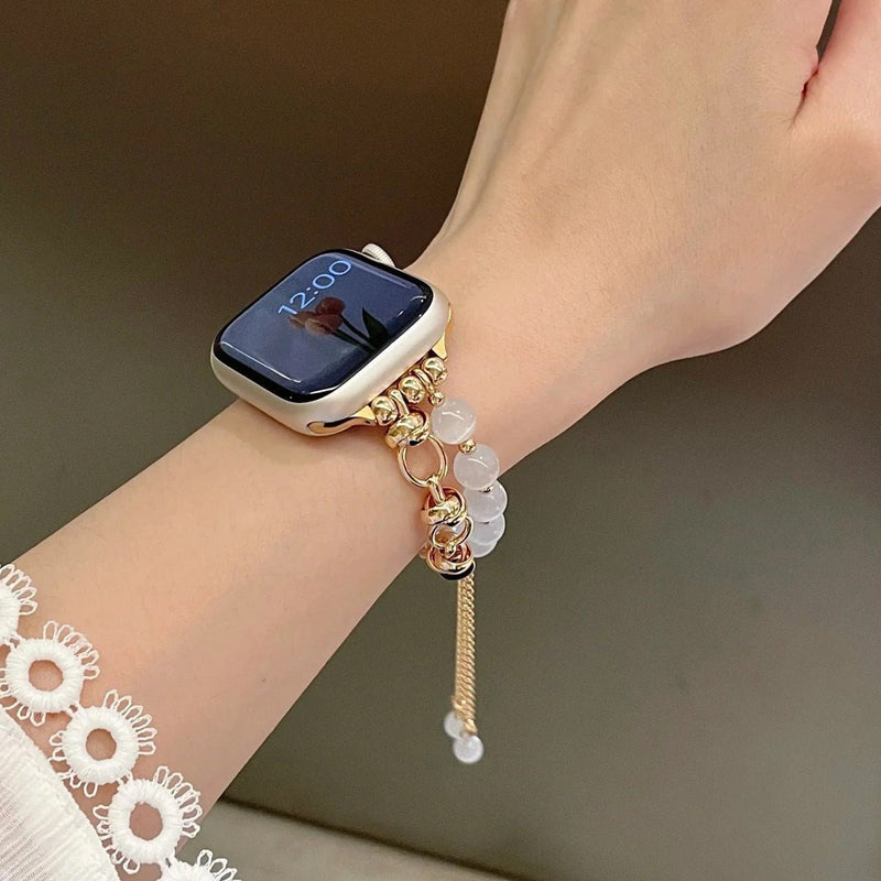 Bracelet pour Apple Watch en perles œil de chat blanches avec chaînes dorées ajustables élégantes.