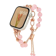 Bracelet pour Apple Watch avec perles rose clair et détails en or rosé, design ajustable et élégant.