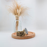 Bracelet fin léopard en cuir pour Apple Watch, style chic et élégant, boucle dorée.