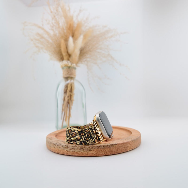 Bracelet fin léopard en cuir pour Apple Watch, style chic et élégant, boucle dorée.