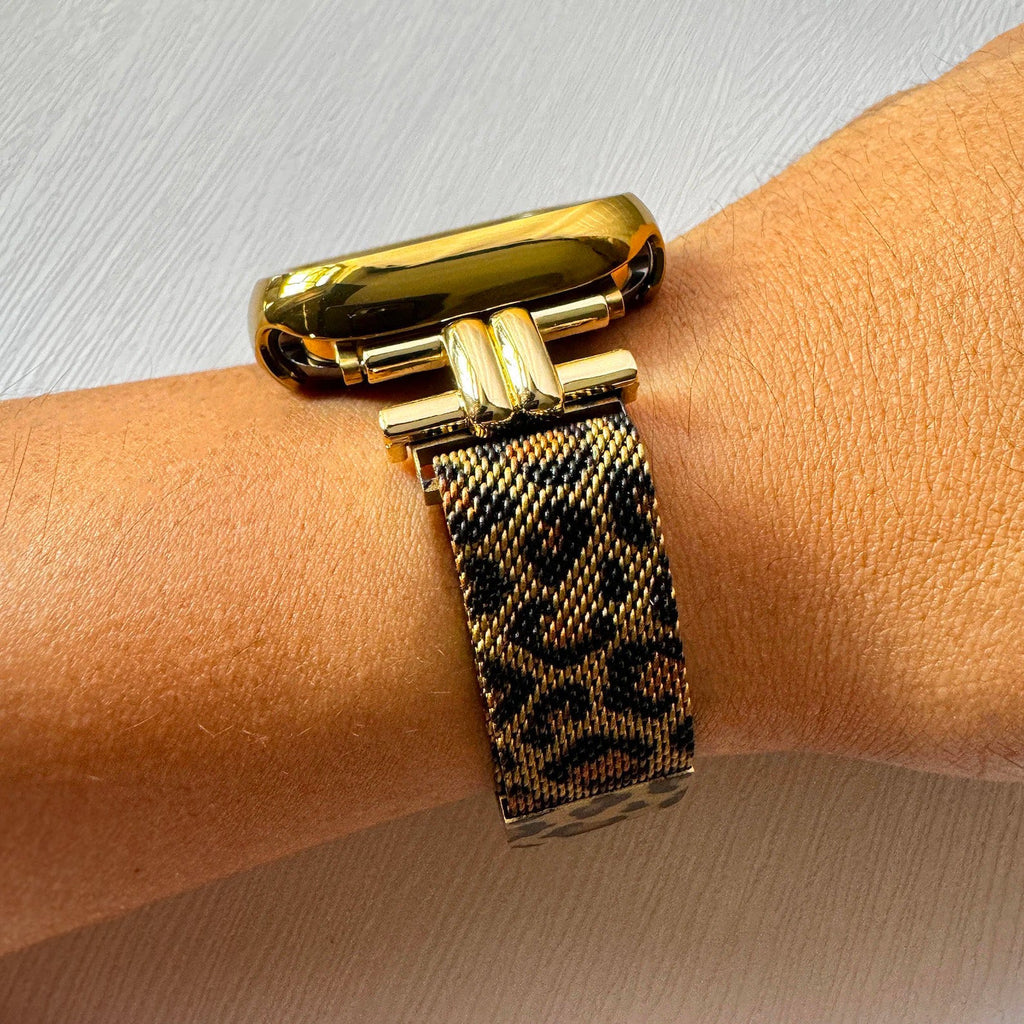Bracelet léopard fin en tissu tressé avec attache dorée pour Apple Watch.