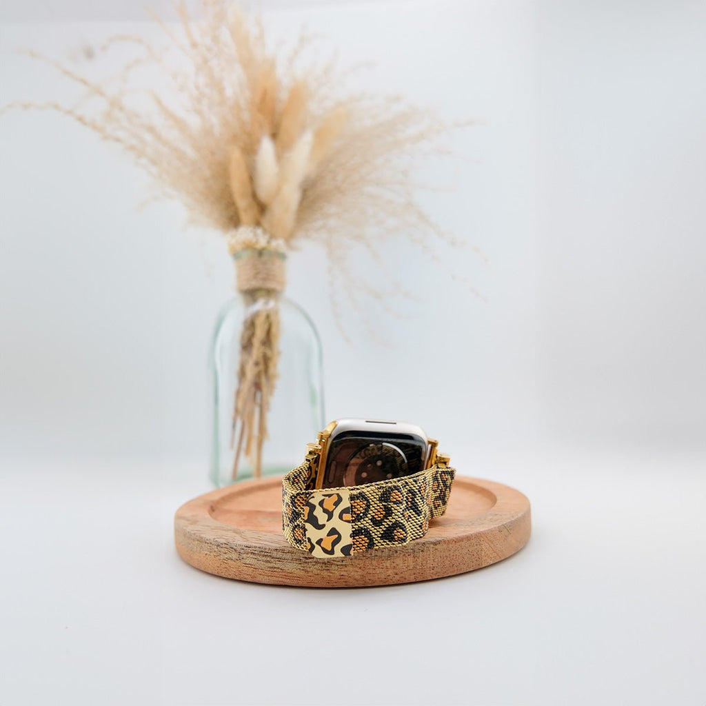 Bracelet fin pour Apple Watch en cuir avec motif léopard marron et noir, style chic et élégant.