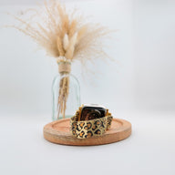 Bracelet fin pour Apple Watch en cuir avec motif léopard marron et noir, style chic et élégant.