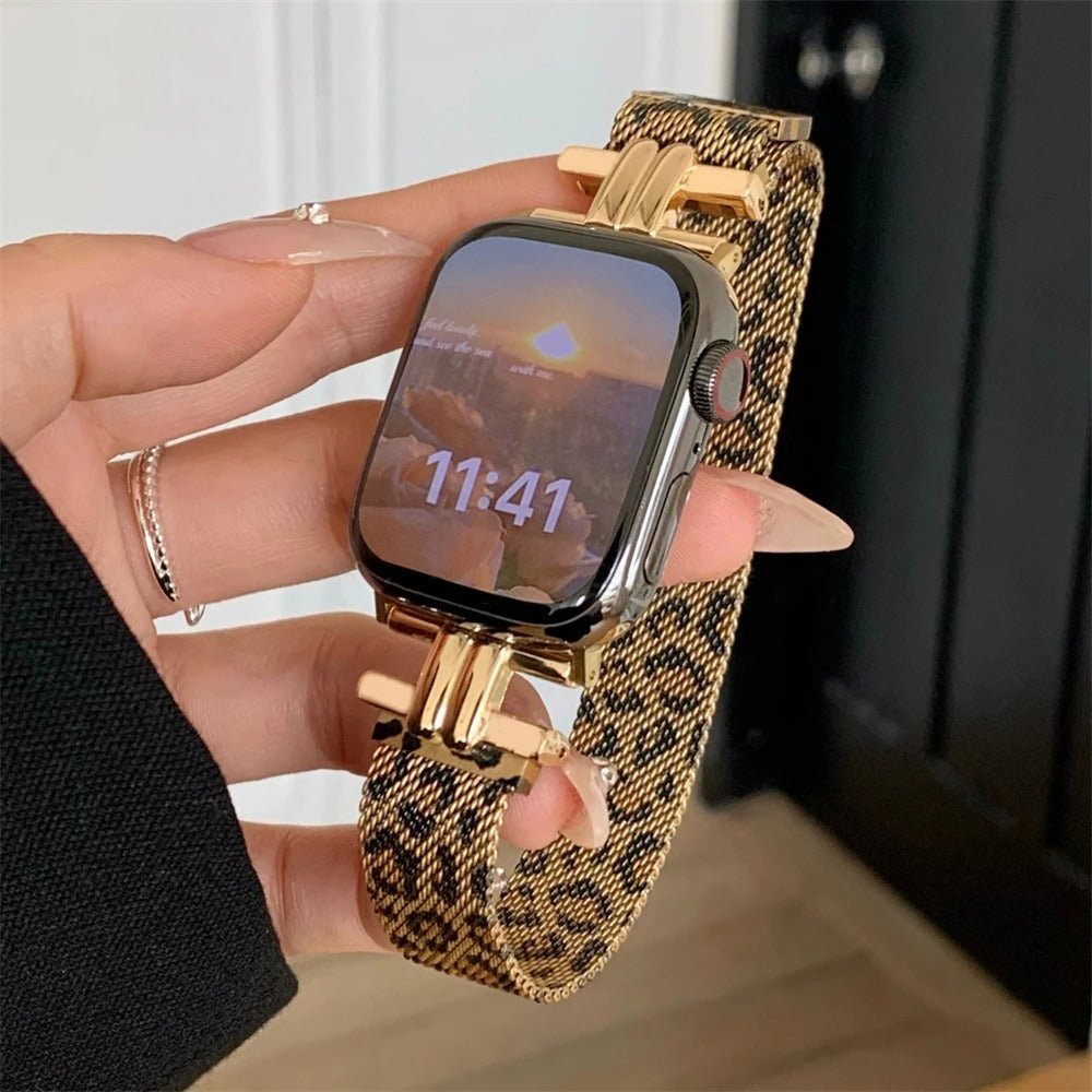 Bracelet fin pour Apple Watch en cuir imprimé léopard avec boucle dorée élégante.