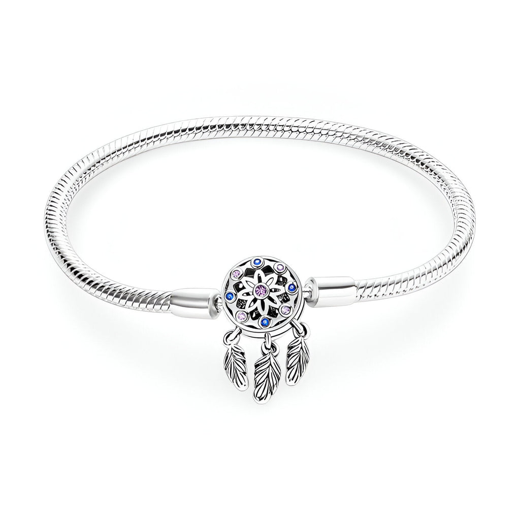 Bracelet argenté fin avec pendentif attrape-rêves orné de petites pierres colorées et plumes détaillées.
