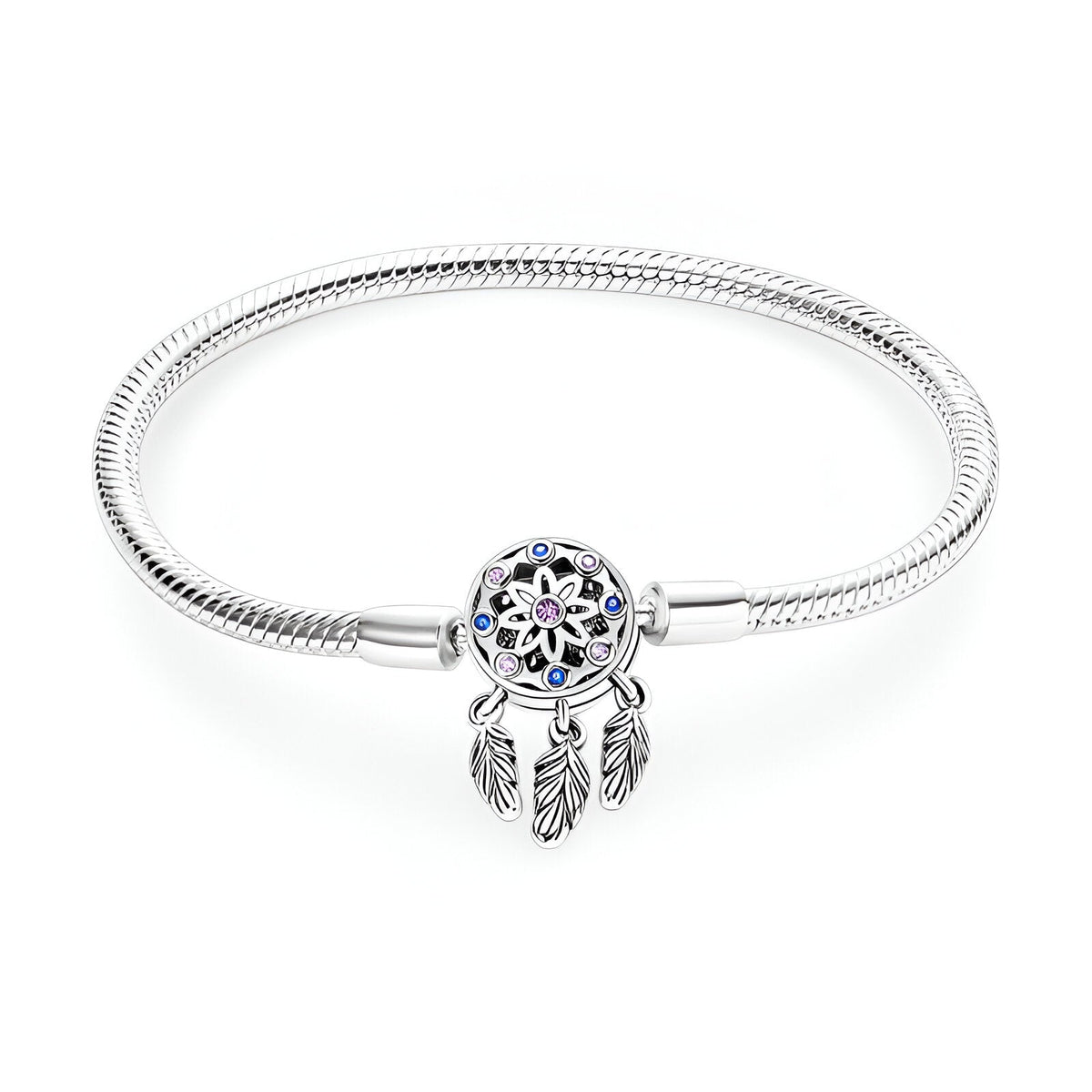 Bracelet argenté fin avec pendentif attrape-rêves orné de petites pierres colorées et plumes détaillées.