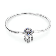 Bracelet argenté fin avec pendentif attrape-rêves orné de petites pierres colorées et plumes détaillées.