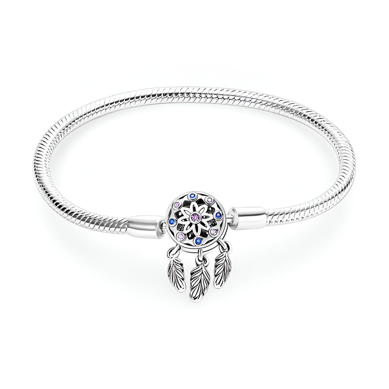 Bracelet argenté fin avec pendentif attrape-rêves orné de petites pierres colorées et plumes détaillées.