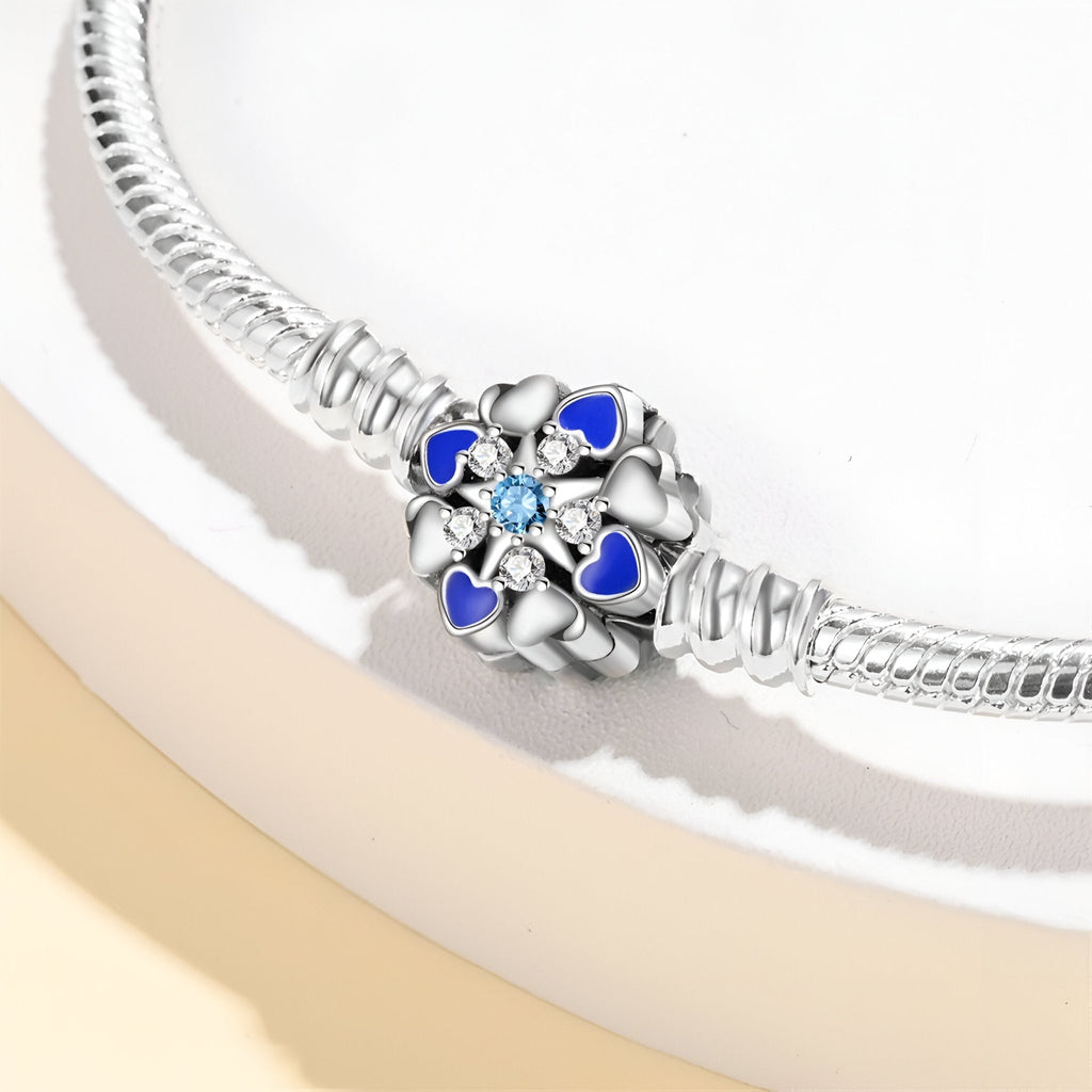 Bracelet argent pour charm avec pendentif fleur bleu et cristal central, style élégant femme.