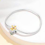Bracelet serpent argent 18 cm avec charm fleur chrysanthème jaune et blanche.