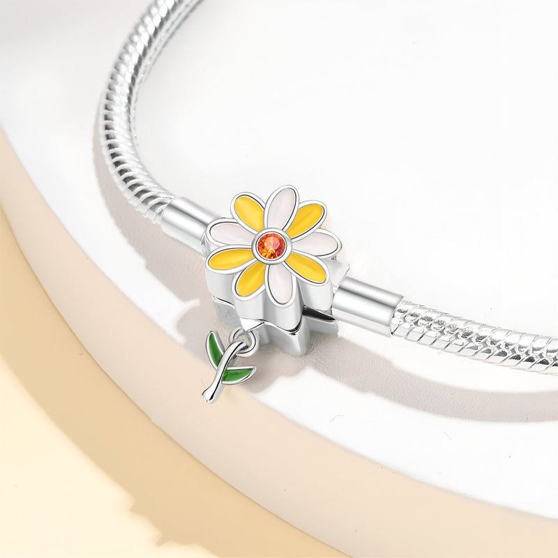 Bracelet argent serpent avec charm fleur chrysanthème jaune et pierre orange centrale.