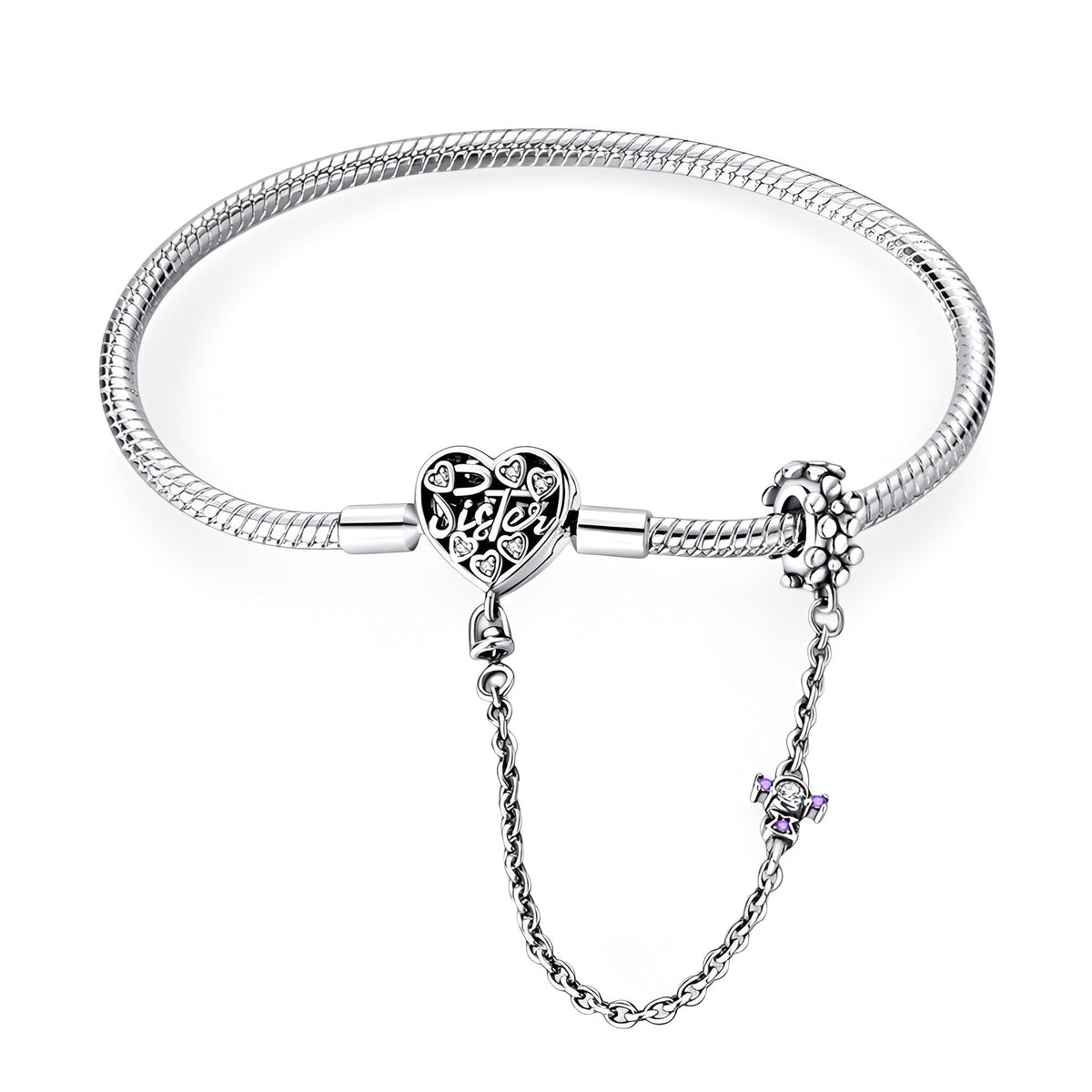 Bracelet chaîne en argent avec fermoir cœur orné de motifs élégants et chaîne de sécurité fine.
