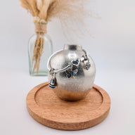 Bracelet argenté avec charms papillons et cœur bleus, style délicat pour femme, modèle Elara.