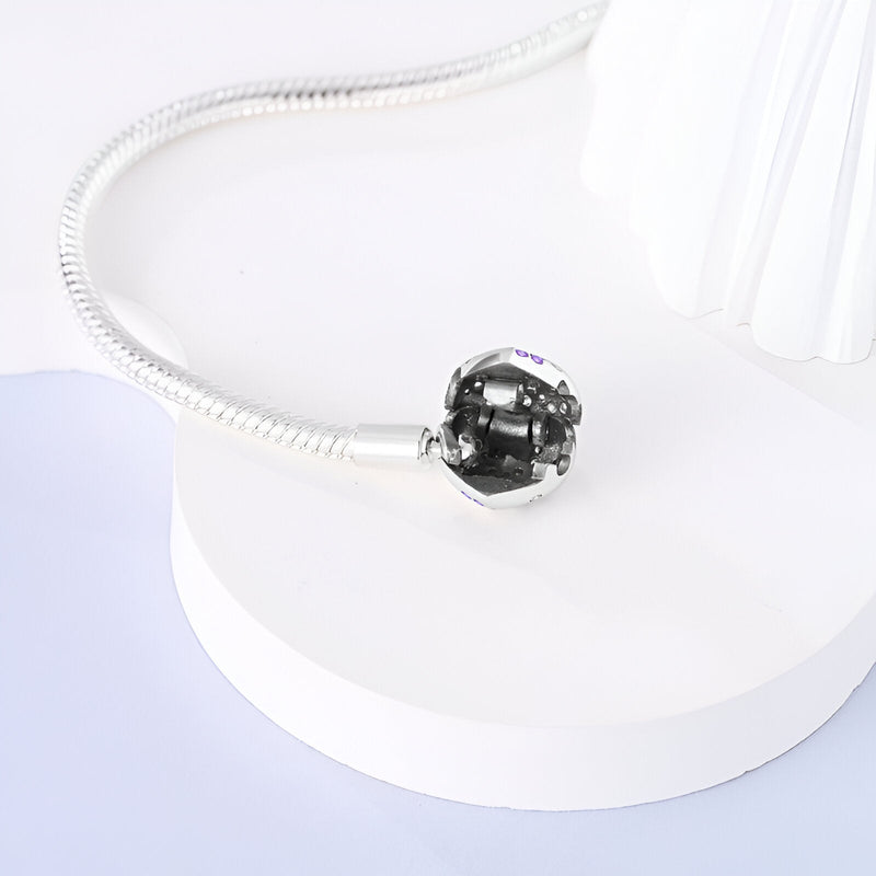 Bracelet argent fin avec fermoir orné de formes cœur et papillons, design délicat et élégant.