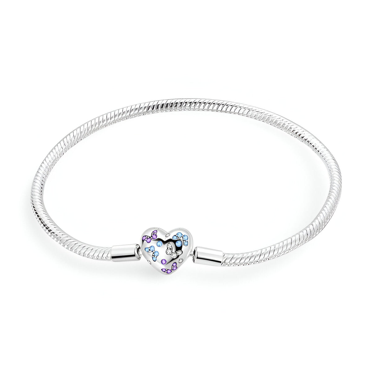 Bracelet argenté fin avec pendentif cœur orné de papillons colorés et détails scintillants.