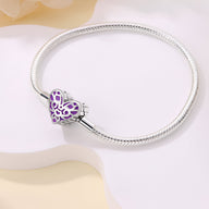 Bracelet en argent avec fermoir cœur lumineux violet et détail ajouré, style charm.
