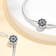 Bracelet argenté pour charm avec charm étoile en strass bleus et blancs modèle Sancia.