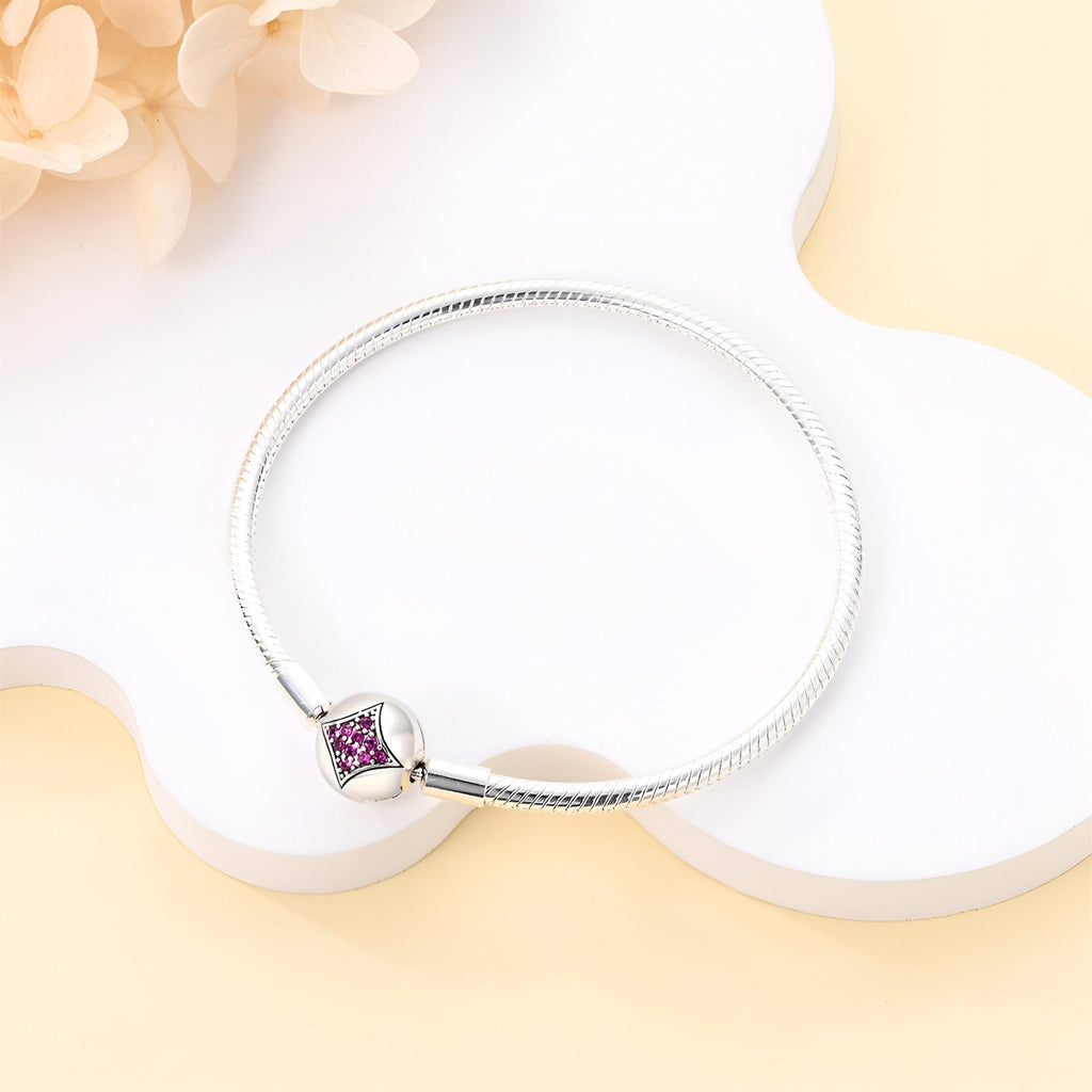Bracelet argent fin avec charm carré orné de pierres violettes et rose pâle.