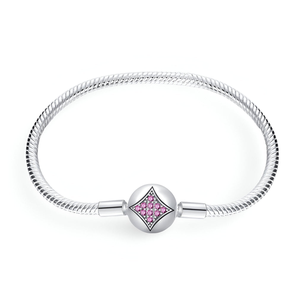 Bracelet argenté pour charm avec fermoir carré orné d'étoiles roses scintillantes.