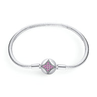 Bracelet argenté pour charm avec fermoir carré orné d'étoiles roses scintillantes.