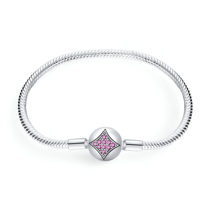 Bracelet argenté pour charm avec fermoir carré orné d'étoiles roses scintillantes.
