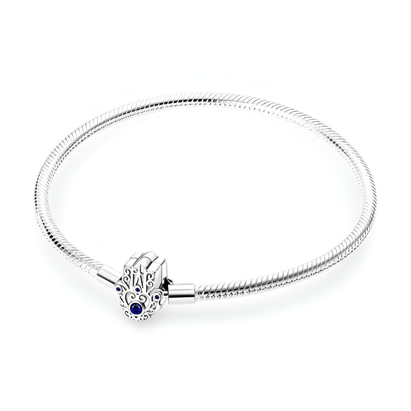 Bracelet en argent fin avec fermoir main de Fatma orné d'un petit œil bleu.