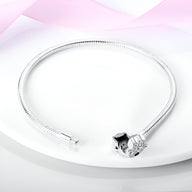 Bracelet argenté pour charm avec fermoir main de Fatma orné de détails scintillants.