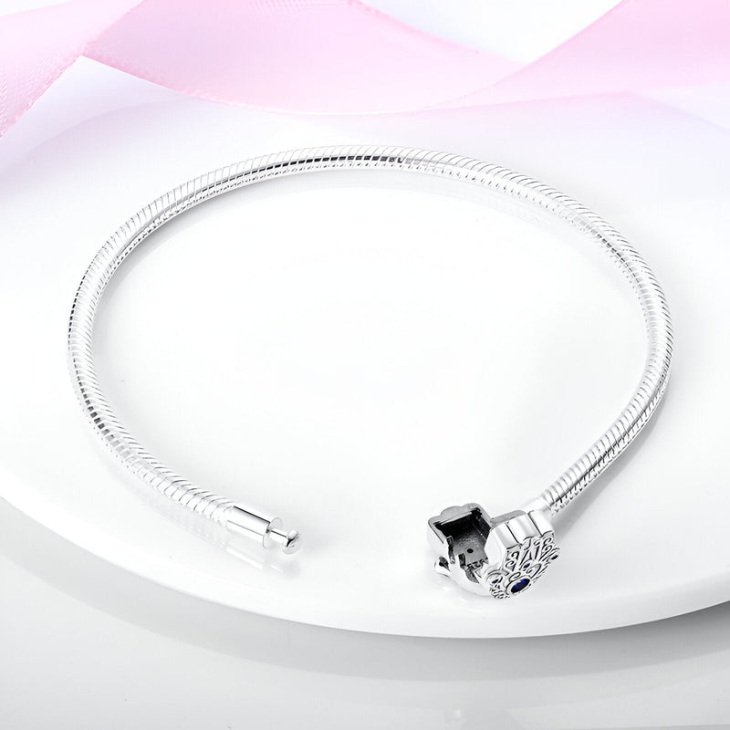 Bracelet argenté pour charm avec fermoir main de Fatma orné de détails scintillants.