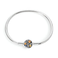 Bracelet argenté souple avec charm rond à motif floral coloré, style délicat et élégant.