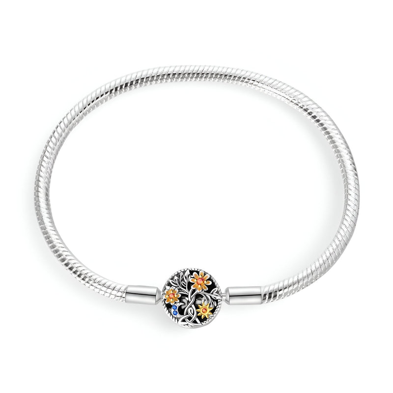 Bracelet argenté souple avec charm rond à motif floral coloré, style délicat et élégant.