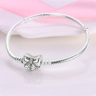 Bracelet argenté fin avec fermoir en forme de nœud ruban élégant, 17 cm.