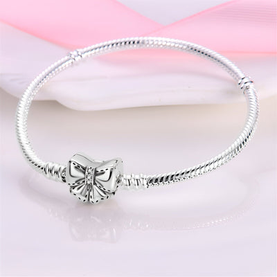 Bracelet argenté fin avec fermoir en forme de nœud ruban élégant, 17 cm.