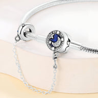 Bracelet argenté pour charm avec pendentif lune et étoiles bleu nuit, chaîne de sécurité délicate.