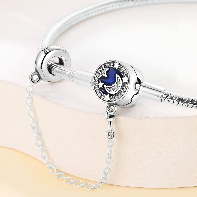 Bracelet argenté pour charm avec pendentif lune et étoiles bleu nuit, chaîne de sécurité délicate.