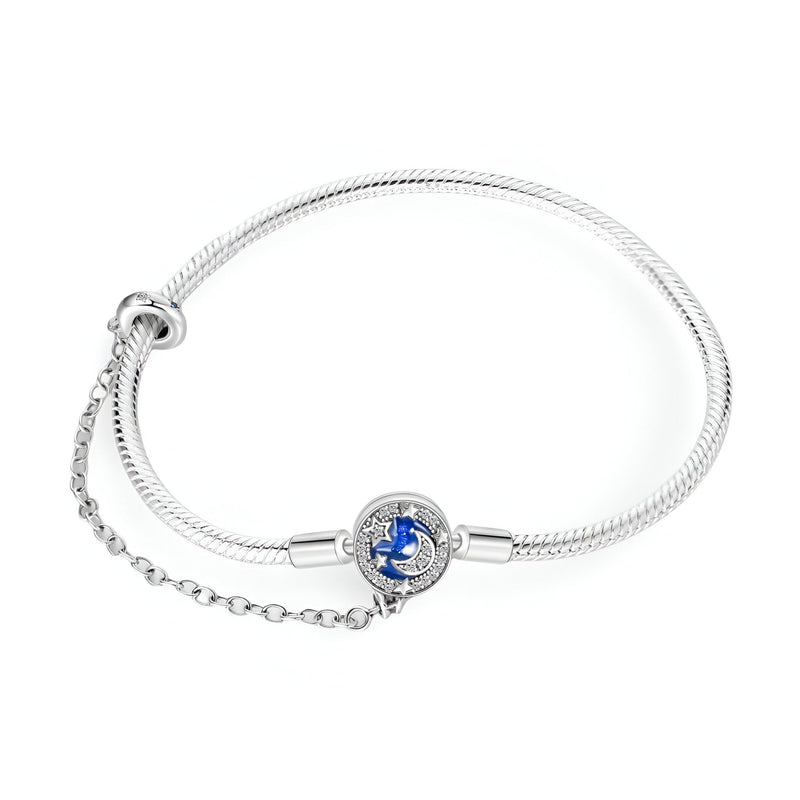 Bracelet serpent argenté avec charm rond bleu nuit étoilée et chaîne de sécurité fine.