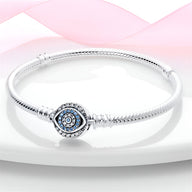 Bracelet argent élégant avec charm œil bleu, design fin et moderne, modèle Adelise.