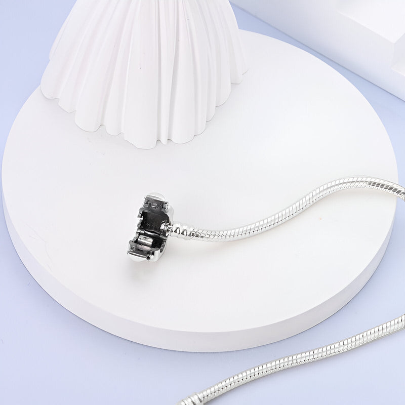 Bracelet argent 17 cm avec charm parfum noir en forme de bouteille, finition brillante.