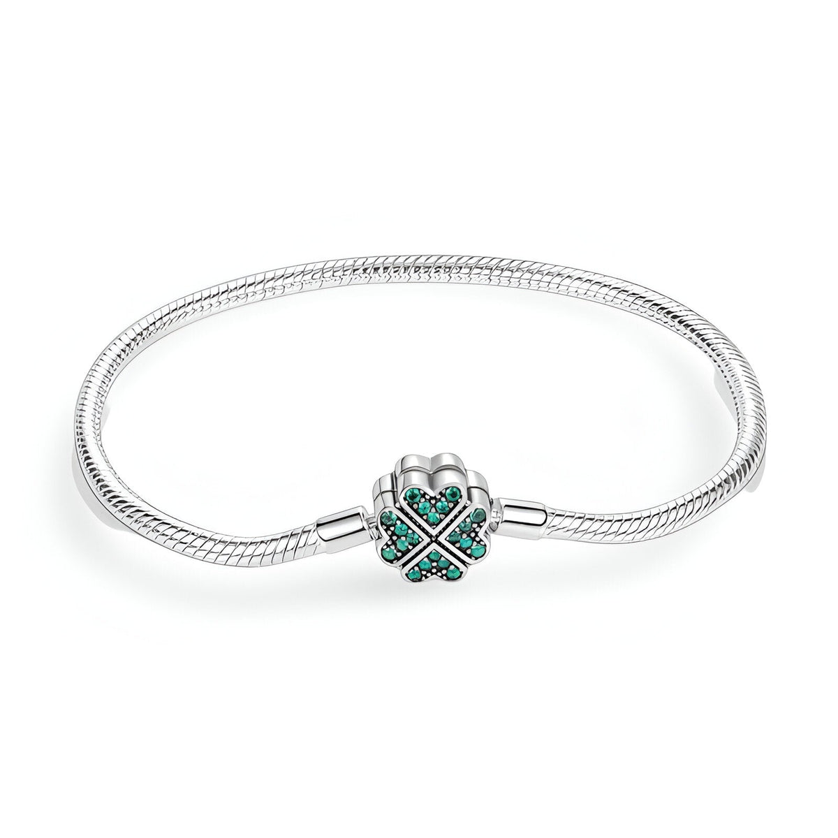 Bracelet argenté serpent avec charm en forme de trèfle orné de pierres vertes.