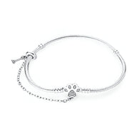Bracelet en argent fin avec charm patte d'animal et chaîne ajustable pour femme.