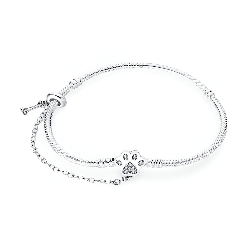 Bracelet en argent fin avec charm patte d'animal et chaîne ajustable pour femme.