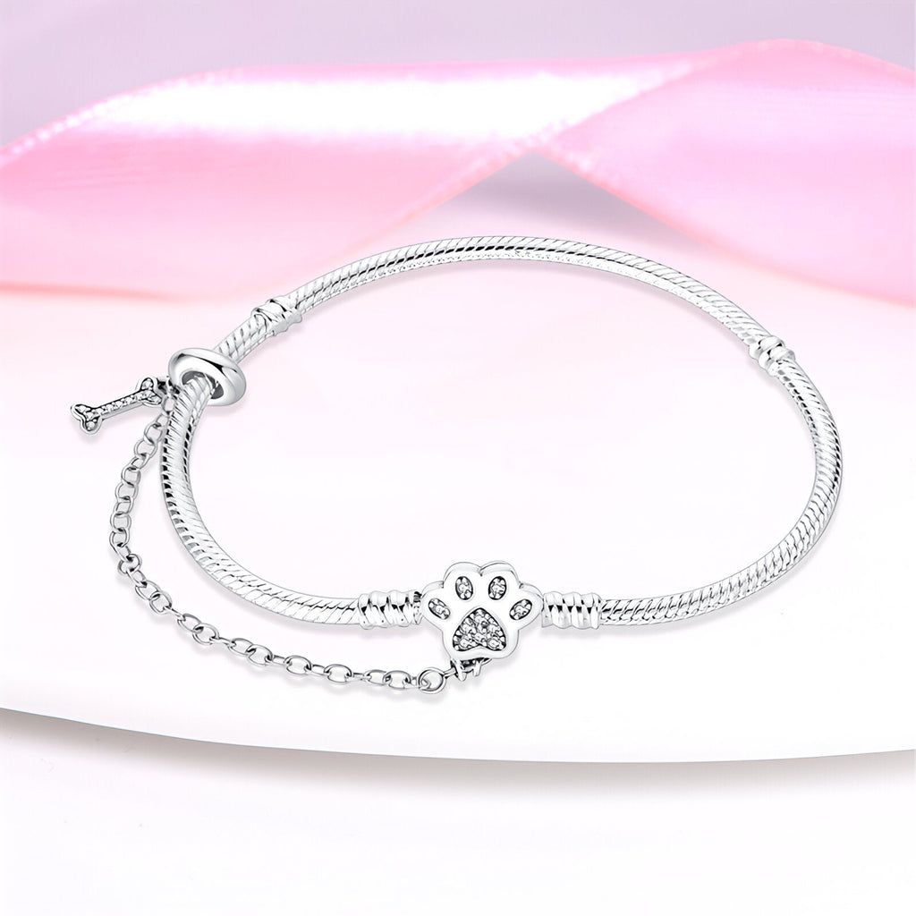 Bracelet argent fin avec pendentif patte d’animal orné de petits strass, chaîne ajustable.