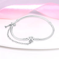 Bracelet argent fin avec pendentif patte d’animal orné de petits strass, chaîne ajustable.