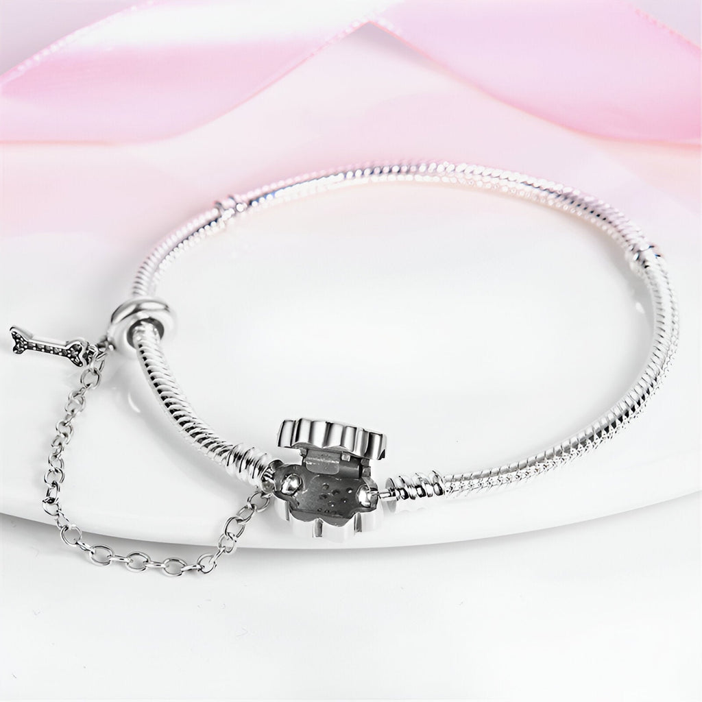 Bracelet argent fin avec charme patte d'animal et chaîne de sécurité, style élégant pour femme.