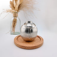 Bracelet argenté fin avec charms délicats, design élégant et moderne pour femme.