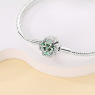 Bracelet argent 17 cm avec charm trèfle vert et détail strass scintillant.