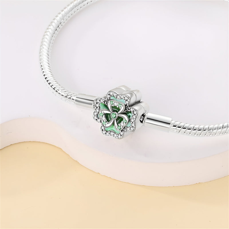 Bracelet argent 17 cm avec charm trèfle vert et détail strass scintillant.