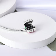 Bracelet argenté chaîne serpent avec pendentif tulipe ouvrant détail rose nacré.